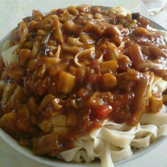  p>茄子卤面是以茄子,面条,五花肉,大豆酱为原料制作的一道菜品. /p>