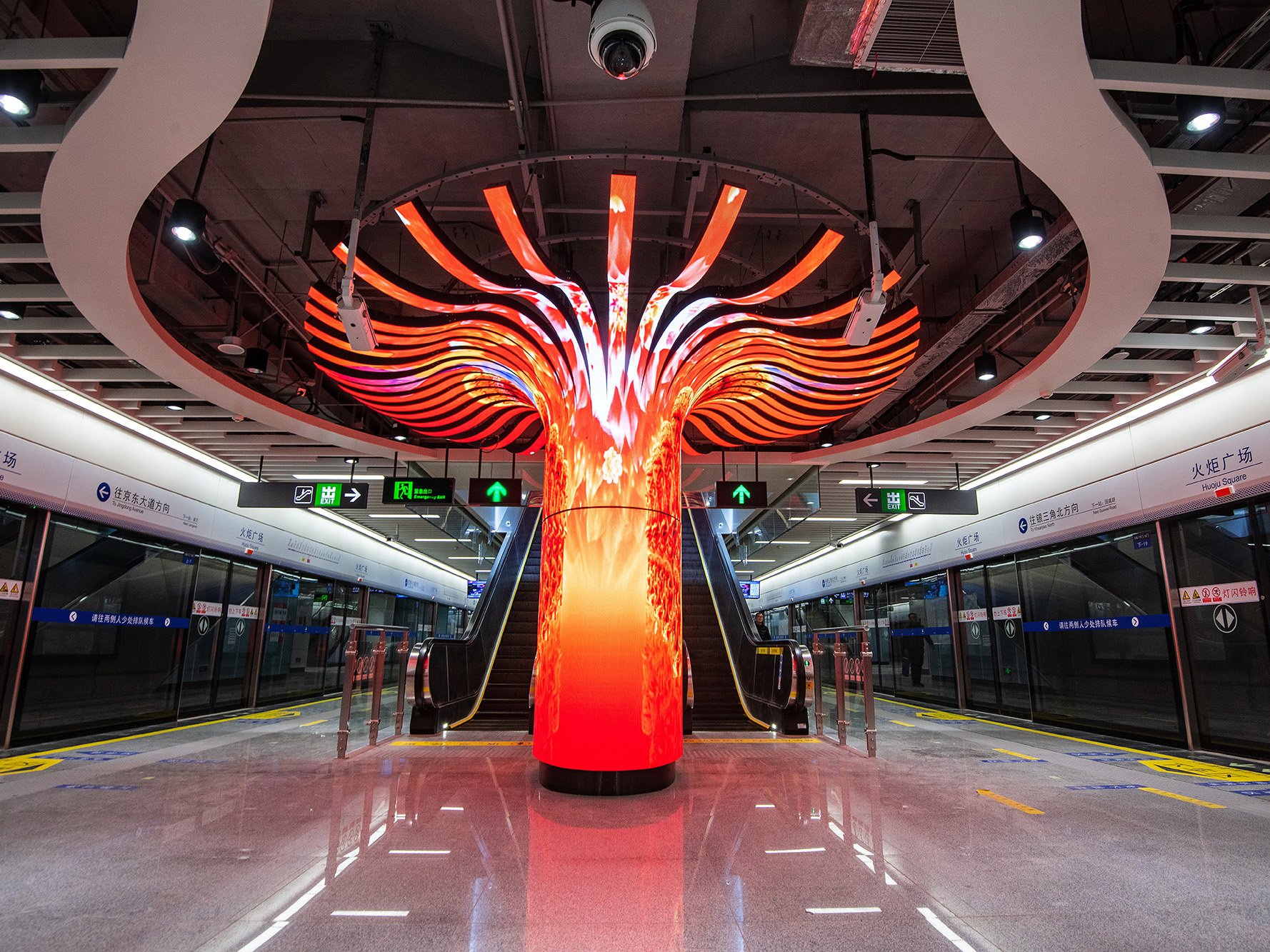  p data-id="sn7cax0s3fyx">火炬广场站位于中国江西省南昌市火炬大街