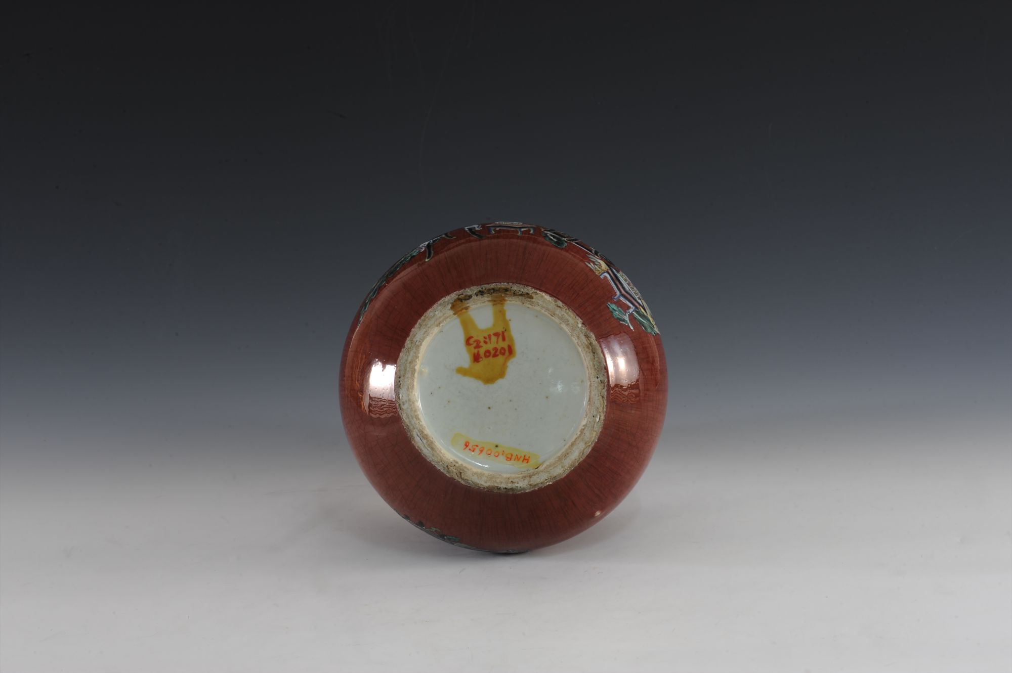 清代红地粉彩博古纹瓷瓶