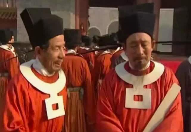  /p> p>乌纱帽原是民间常见的一种便帽,官员头戴乌纱帽起源于东晋,但