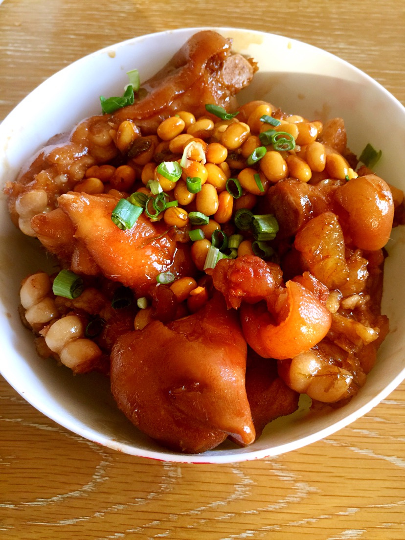  p>黄豆焖肘子是一道菜品,主料为 a href="#" data-lemmaid="10916666