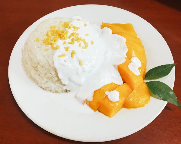  p>泰式芒果糯米饭是一道美食,主要食材是芒果. /p>