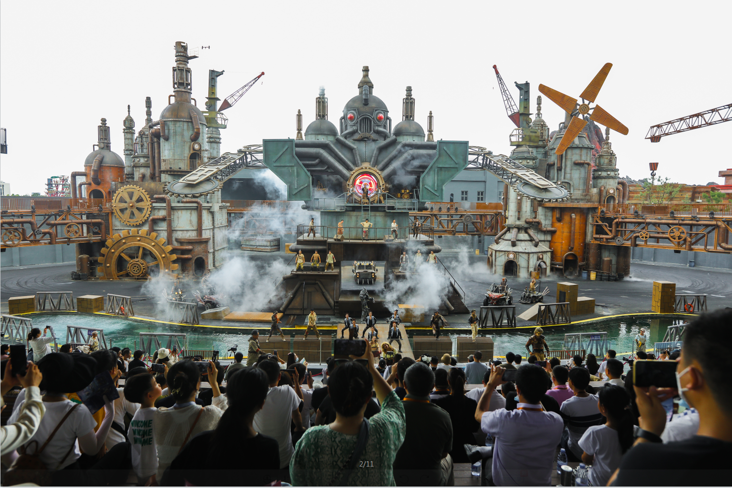 是一部全球首创"蒸汽朋克机械"实景特技秀,由襄阳华侨城出品,华侨城