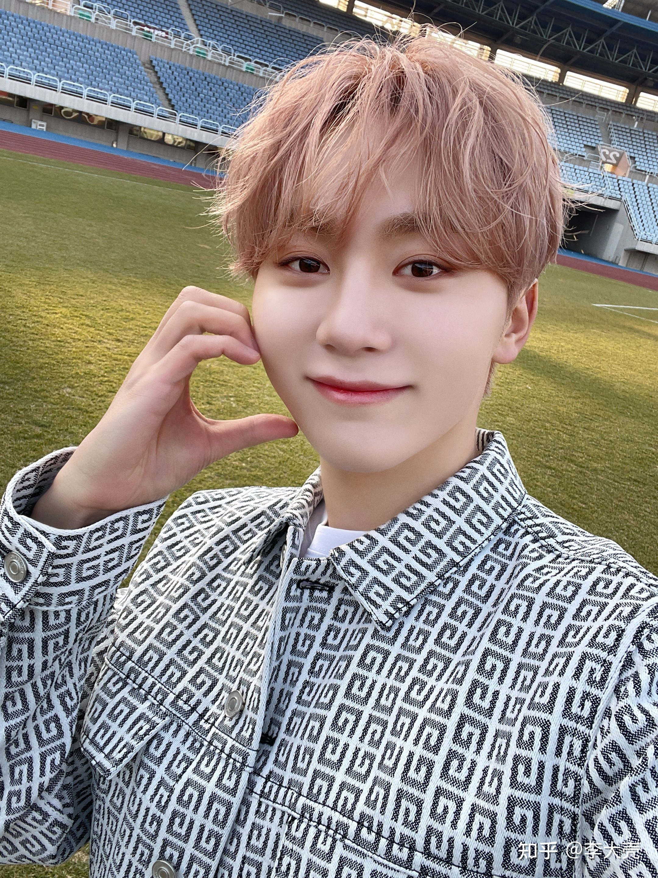 年1月16日出生于韩国济州岛,韩国男歌手,男子演唱组合seventeen成员