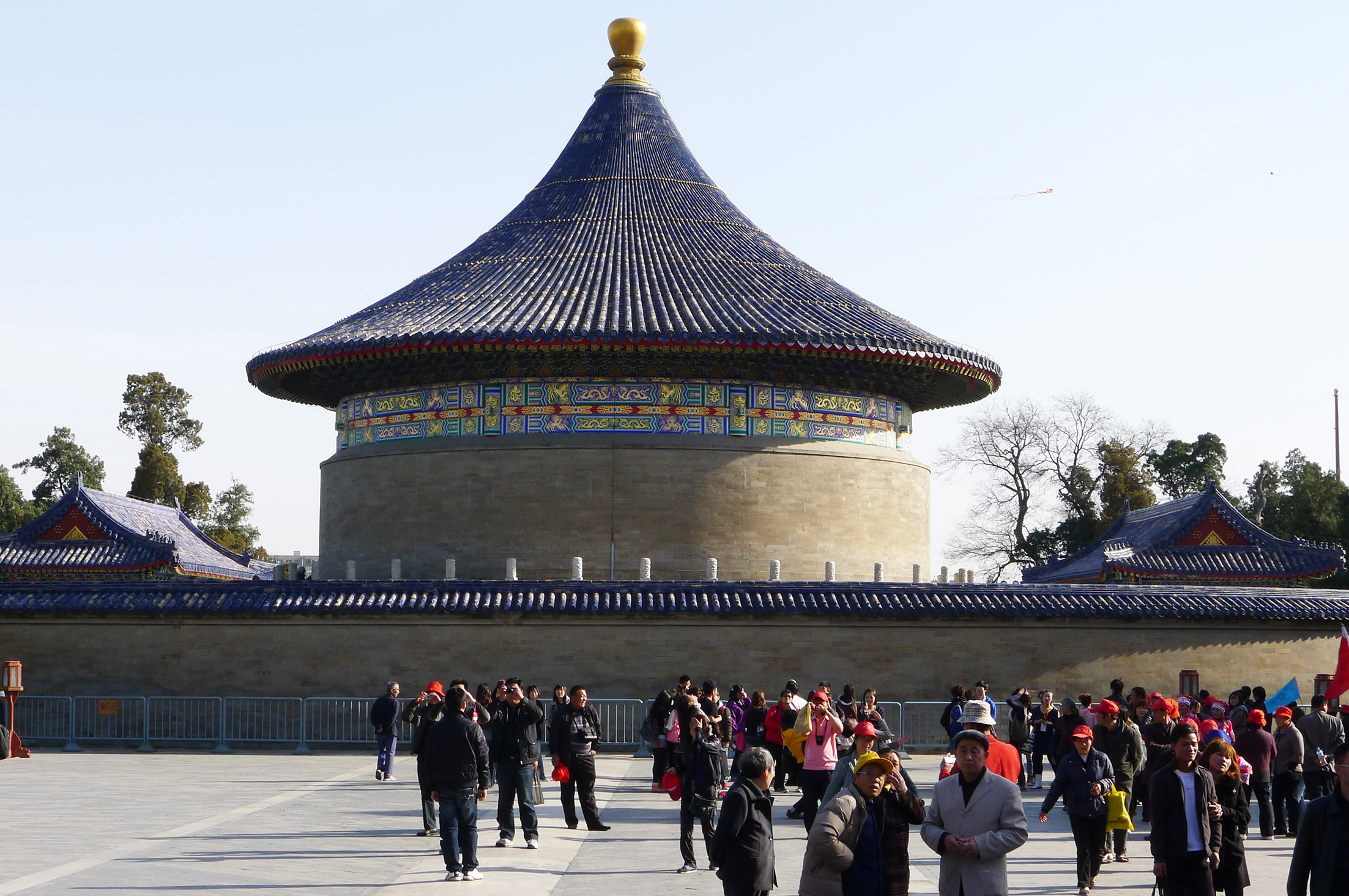  p data-id="go0d0w3lbm">回音壁是皇穹宇的围墙.墙高3.72米,厚0.