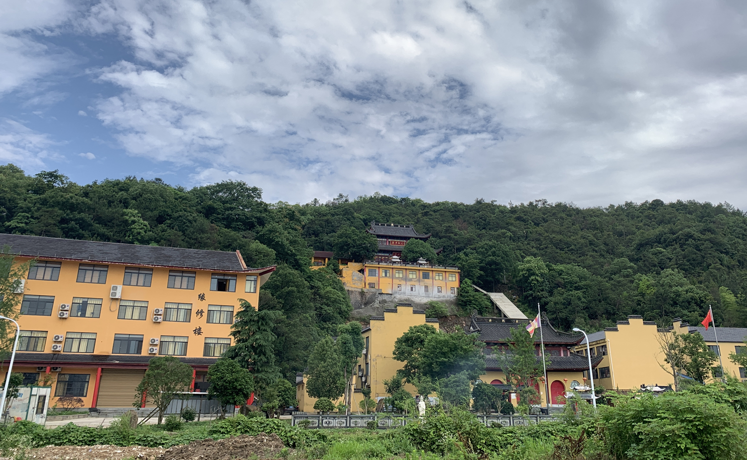  p>湖州青云禅寺,位于浙江省湖州市吴兴区埭溪镇;始建于明朝末年,原名