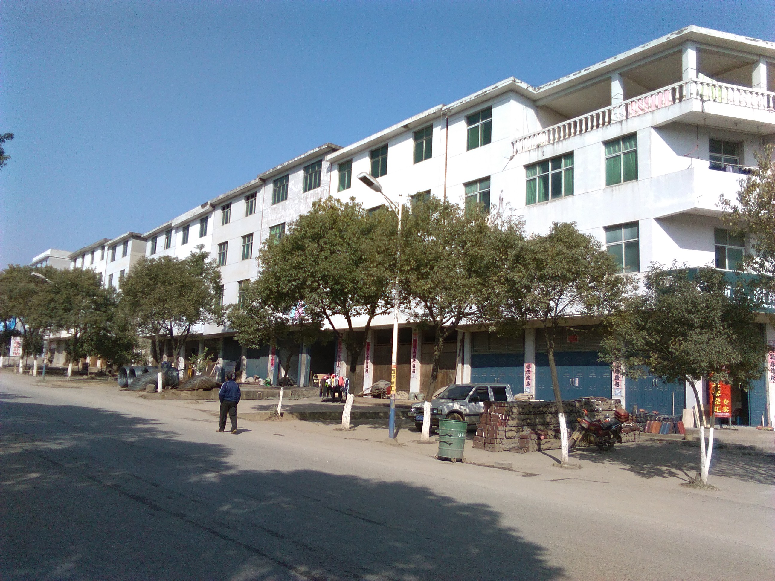 地处丰城市西北部,东南接 a target="_blank" href="/item/梅林镇