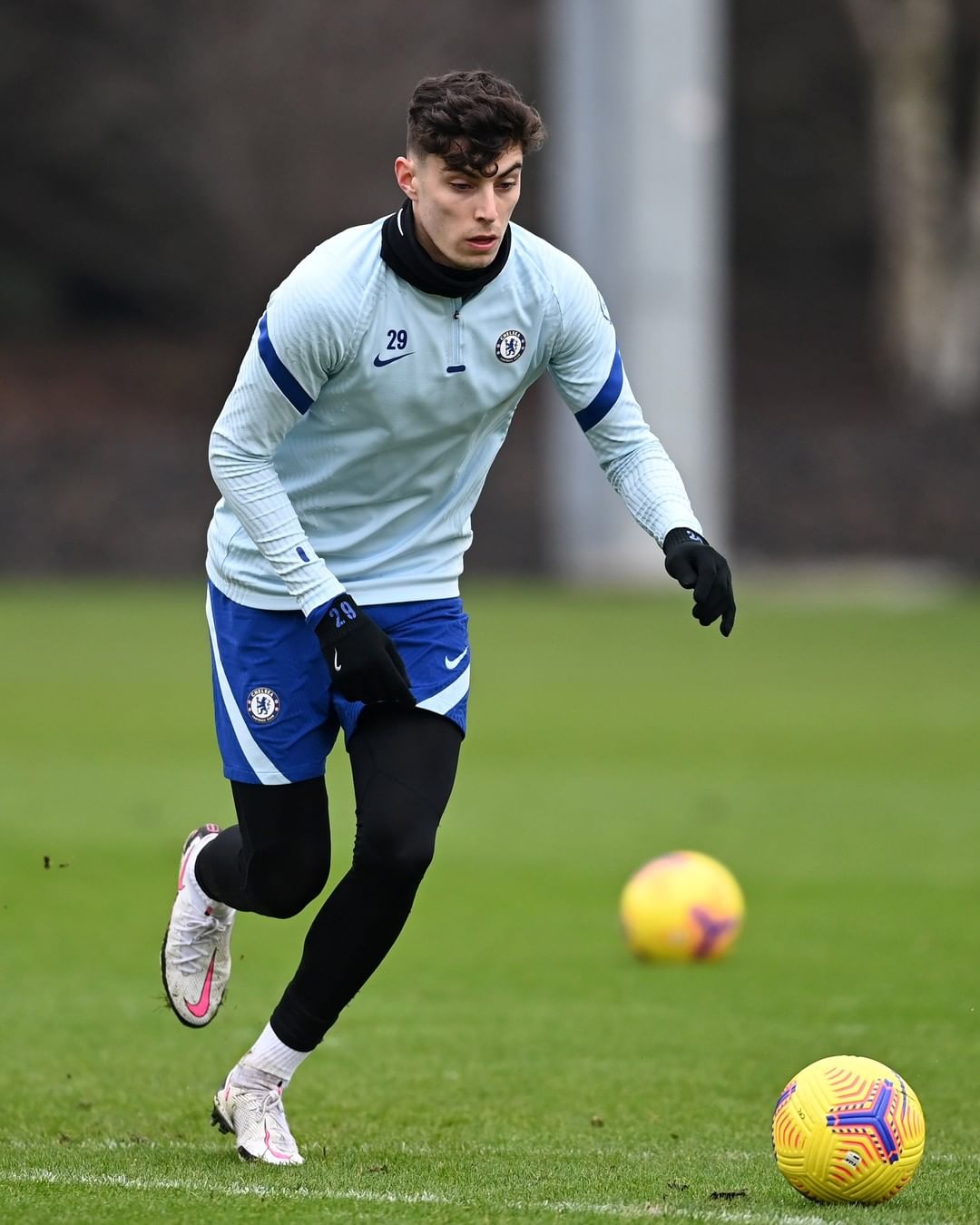 于英超的 a target="_blank" href="/item/切尔西足球俱乐部/2117440"