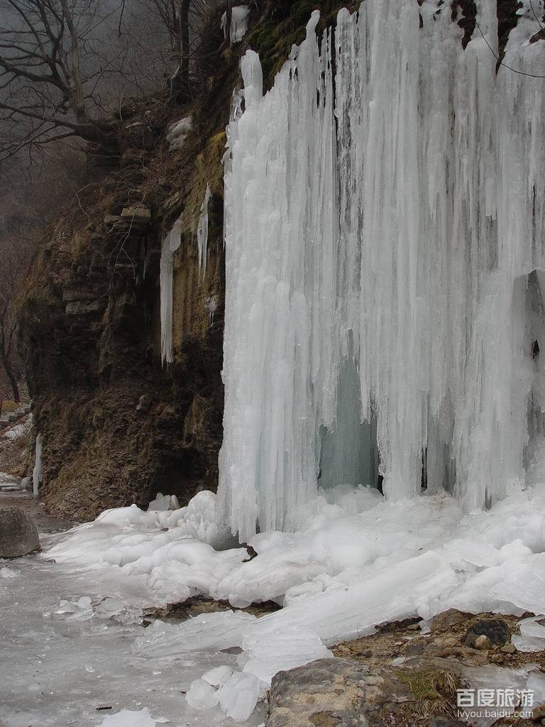  p>冰川流动在陡坡段,冰体呈坠落或滑落状态,如瀑布那样,称为 b>冰