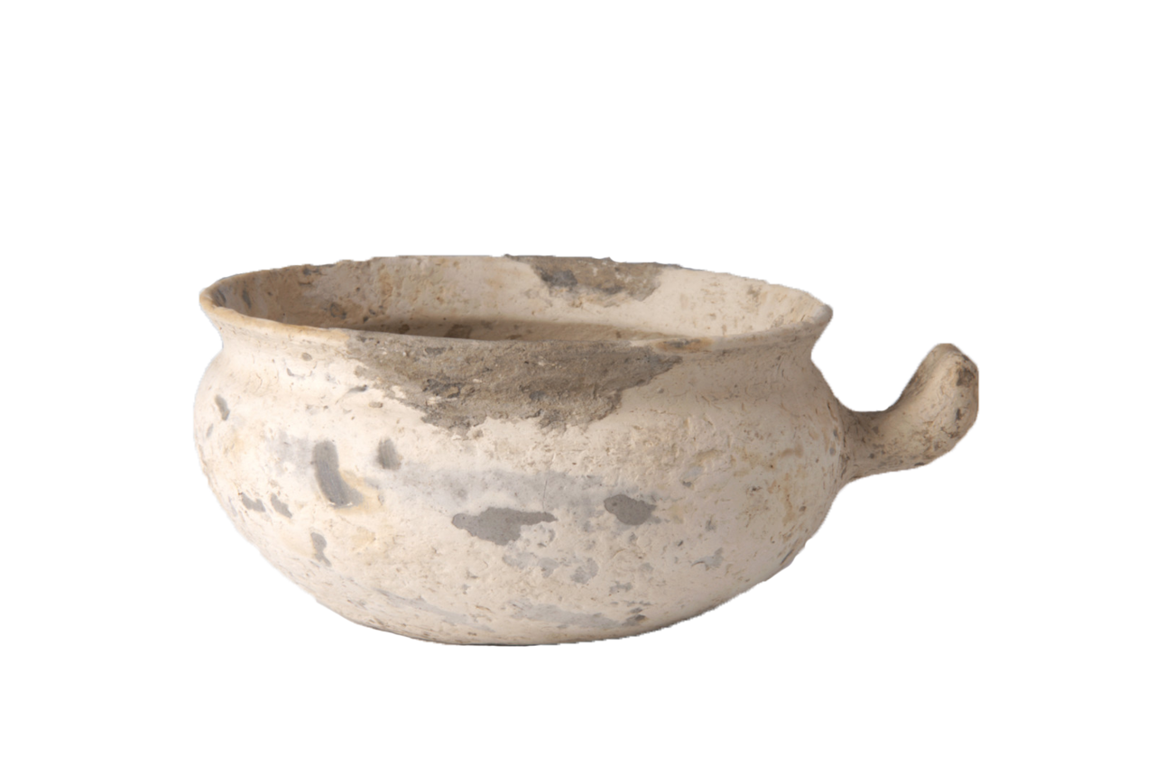  p>新石器灰陶人面鋬饰罐为新石器时期文物,泥质灰陶,匜型罐.