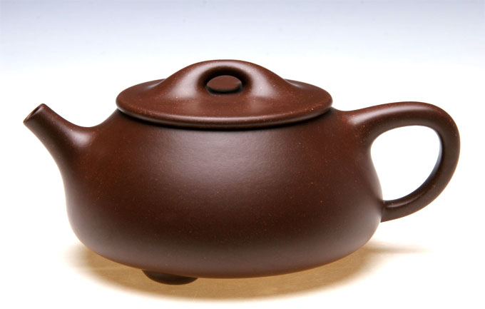  p>宜兴紫砂陶器是宜兴独有一种澄泥陶,颜色绛紫,其制品通称&quot