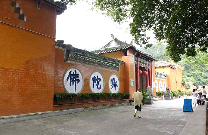  p data-id="gnwx5ovyip">马嘶岩寺,位于广东省普宁市,坐落于池尾马山