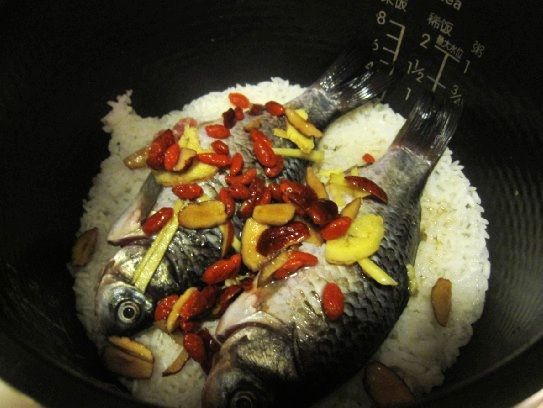 鲫鱼焖饭