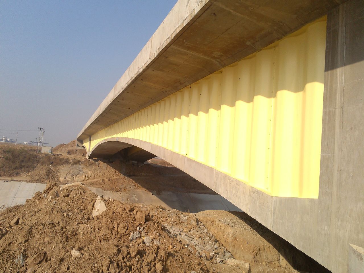 衡高速南水北调大桥跨径组合为70 120 70m,上部结构采用波形钢腹板 a