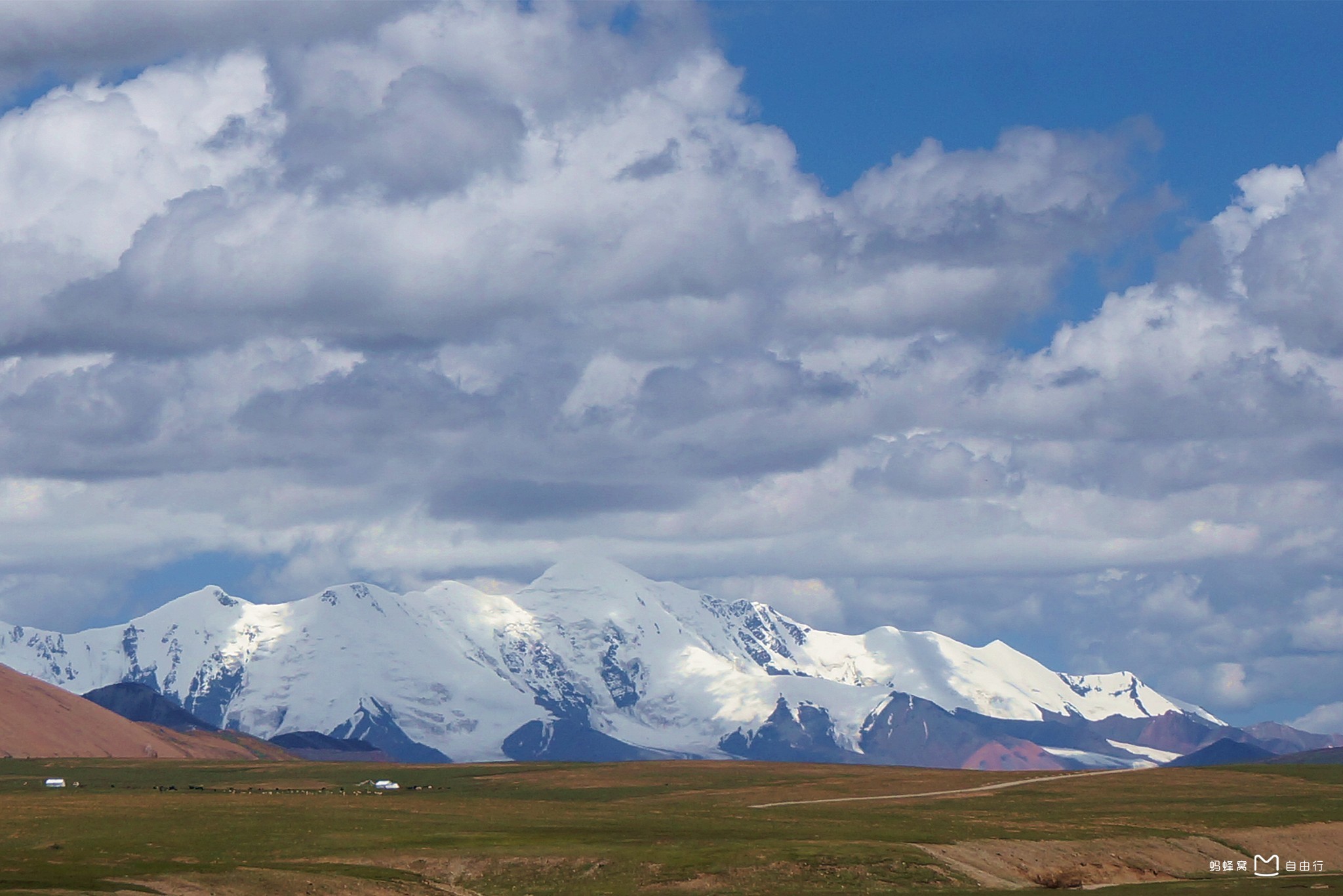  p>阿尼玛卿山,又称玛积雪山,藏语意为"祖父大玛神之山".
