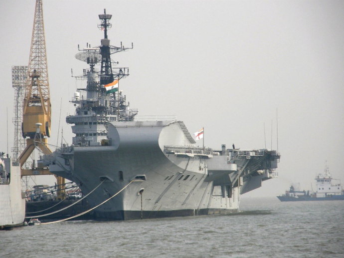  p>维拉特号航空母舰(英文:ins viraat,舷号:r22,原名:hms hermes