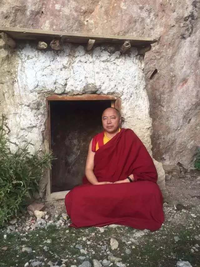 8岁时在祖雅寺开始学习藏文,13岁出家,18岁前往喇荣五明佛学院跟随 a