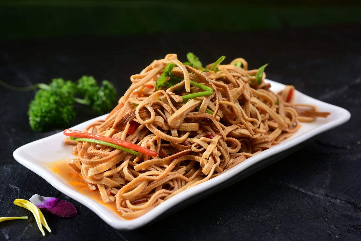  p>凉拌豆腐皮是一道清爽适口的快手家常凉菜,做法非常简单.