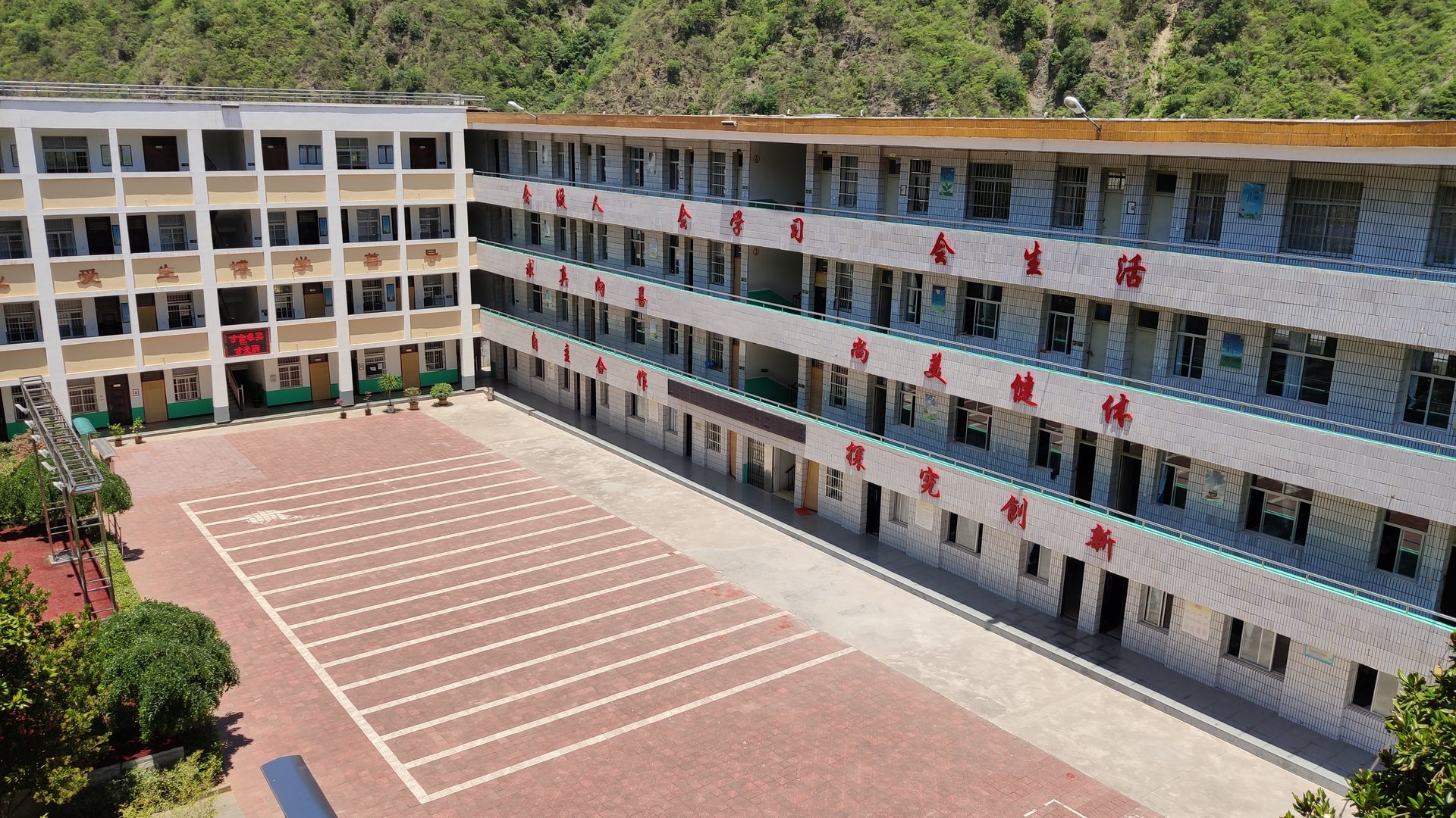  p>金丝峡镇初级中学地处商南县城以西约45公里的丹江河畔,位于著名
