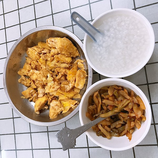 榨菜煎蛋配白粥