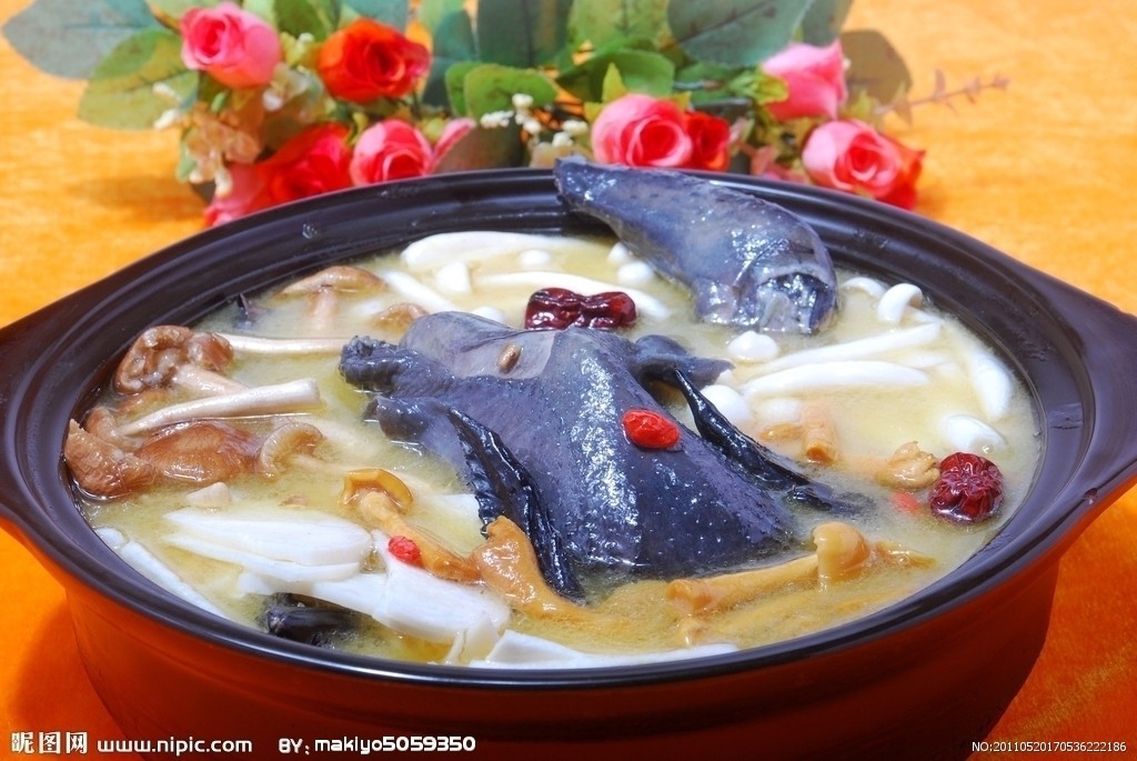 id="gnx3nmwfyz">田七乌鸡煲是一道药膳美食,主要食材是乌骨鸡,三七