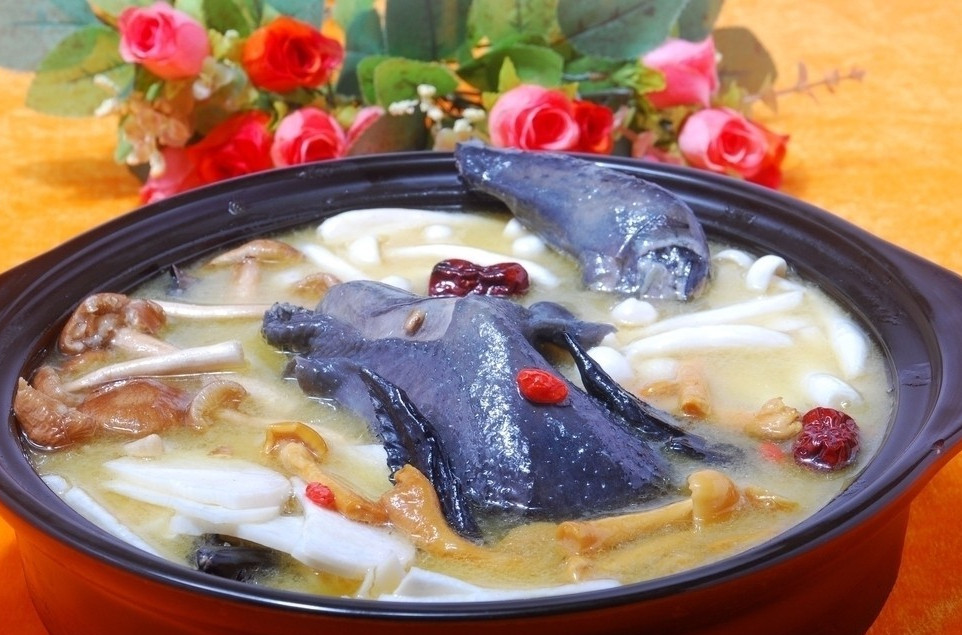  p>田七乌鸡煲是一道药膳美食,主要食材是乌骨鸡,三七.