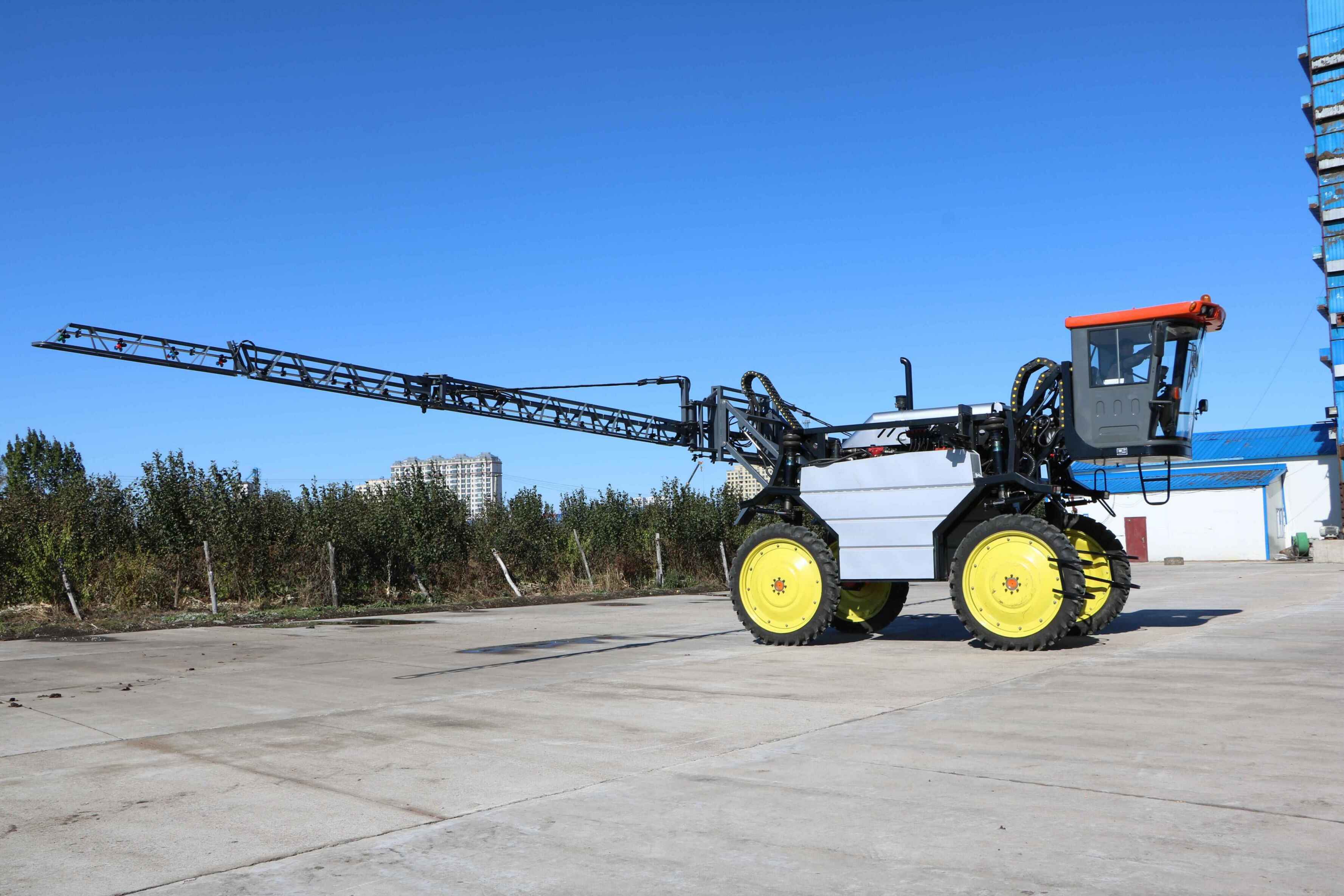  p>自走式打药机是一种高稞农作物打药机械,是自身可以提供驱动动力