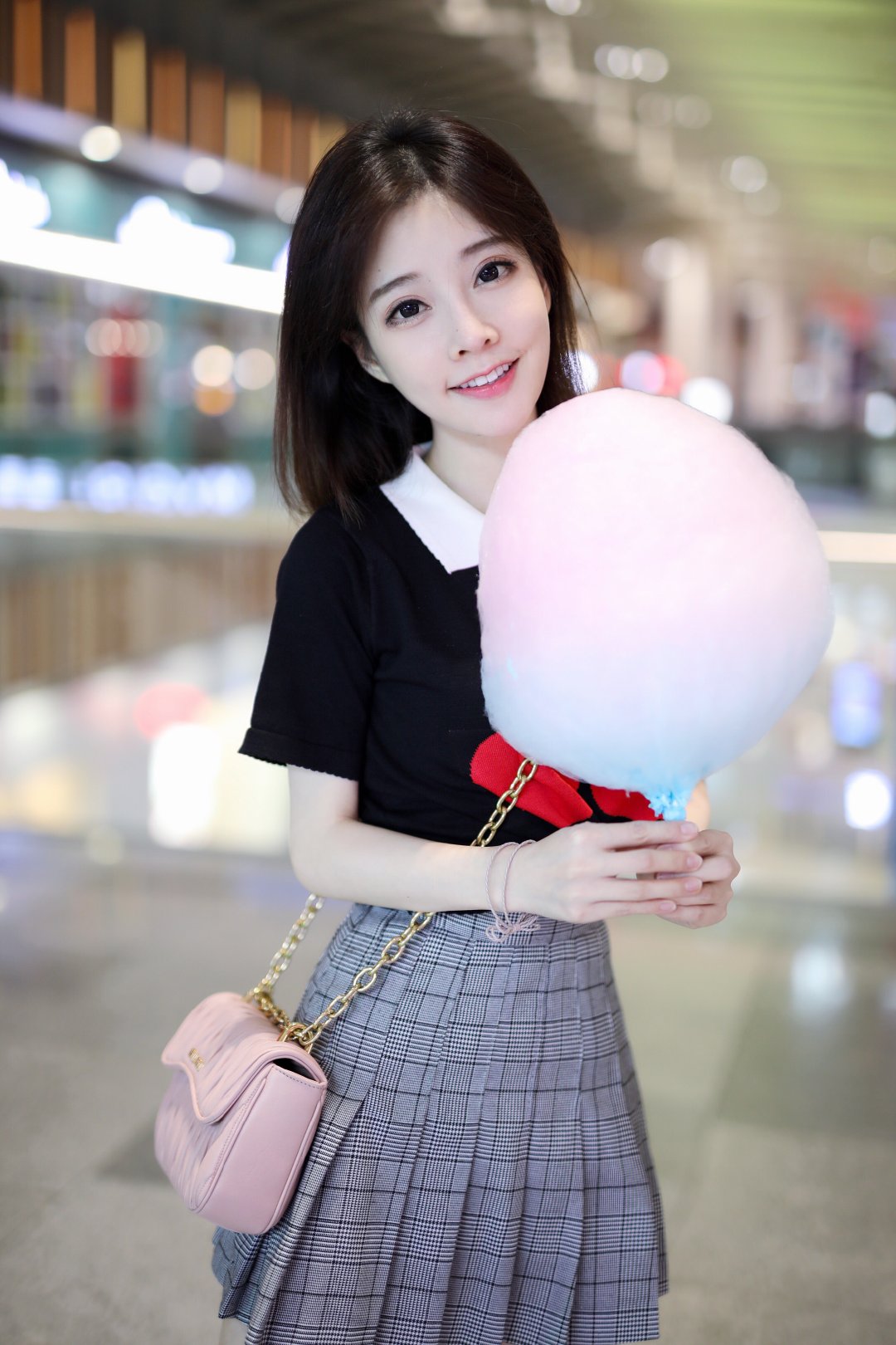  p>冯提莫,本名冯亚男,1991年12月19日出生于重庆市万州区,中国内地女