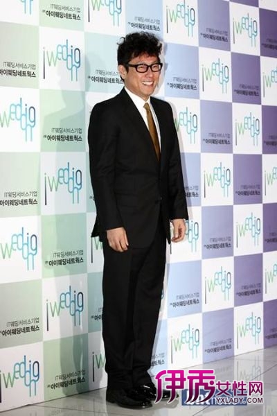  p>尹钟信 (         ),1969年10月15日出生于韩国首尔,韩国影视演员