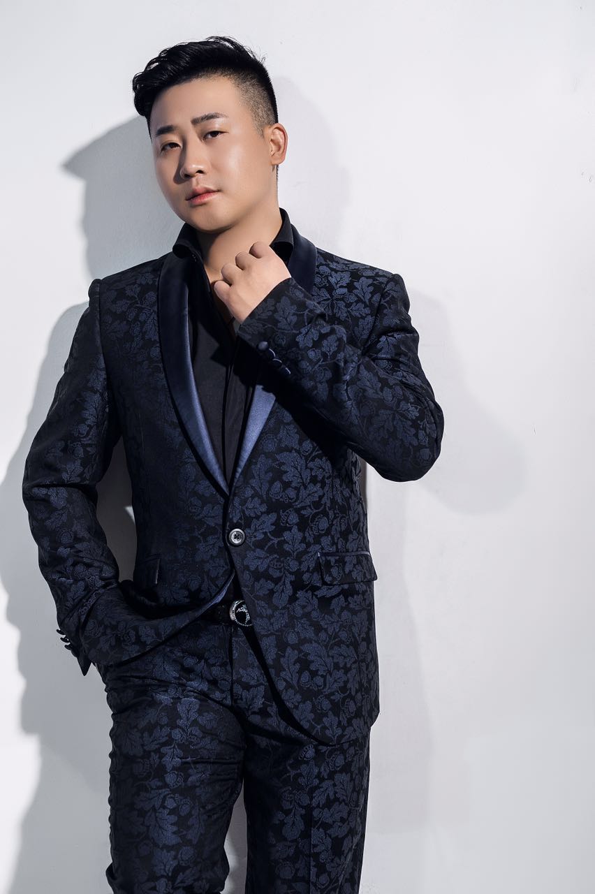 这首歌由李绰(艺名 a target="_blank" href="/item/小鹏飞/4837122"