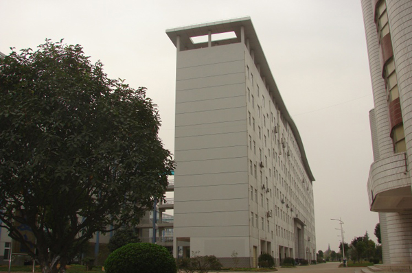  p>应城市第二高级中学成立于1997年9月,位于素有"膏都盐海"之称的