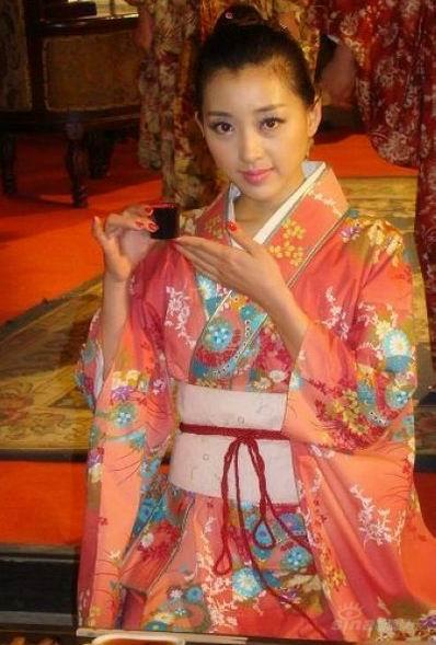 p>姜薏柔,原名姜鸿,1984年4月9日出生于安徽省芜
