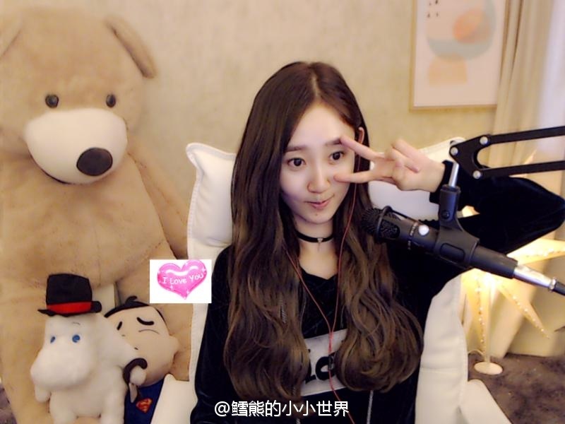 魏小也(又名鳕熊),毕业于沈阳音乐学院,后考