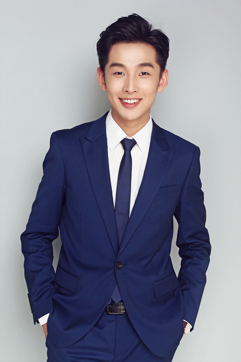  p>齐思钧,本名齐岱泽,1994年4月13日出生,中国内地男电视节目主持人