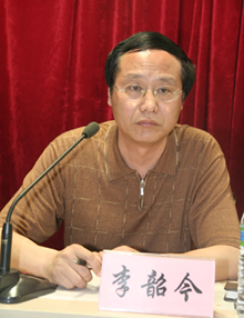 男,江西瑞金人,历任 a target="_blank" href="/item/赣州市人民医院