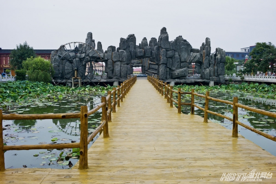 西塘村距离从化城区13公里,鳌头镇中心镇区13公里.