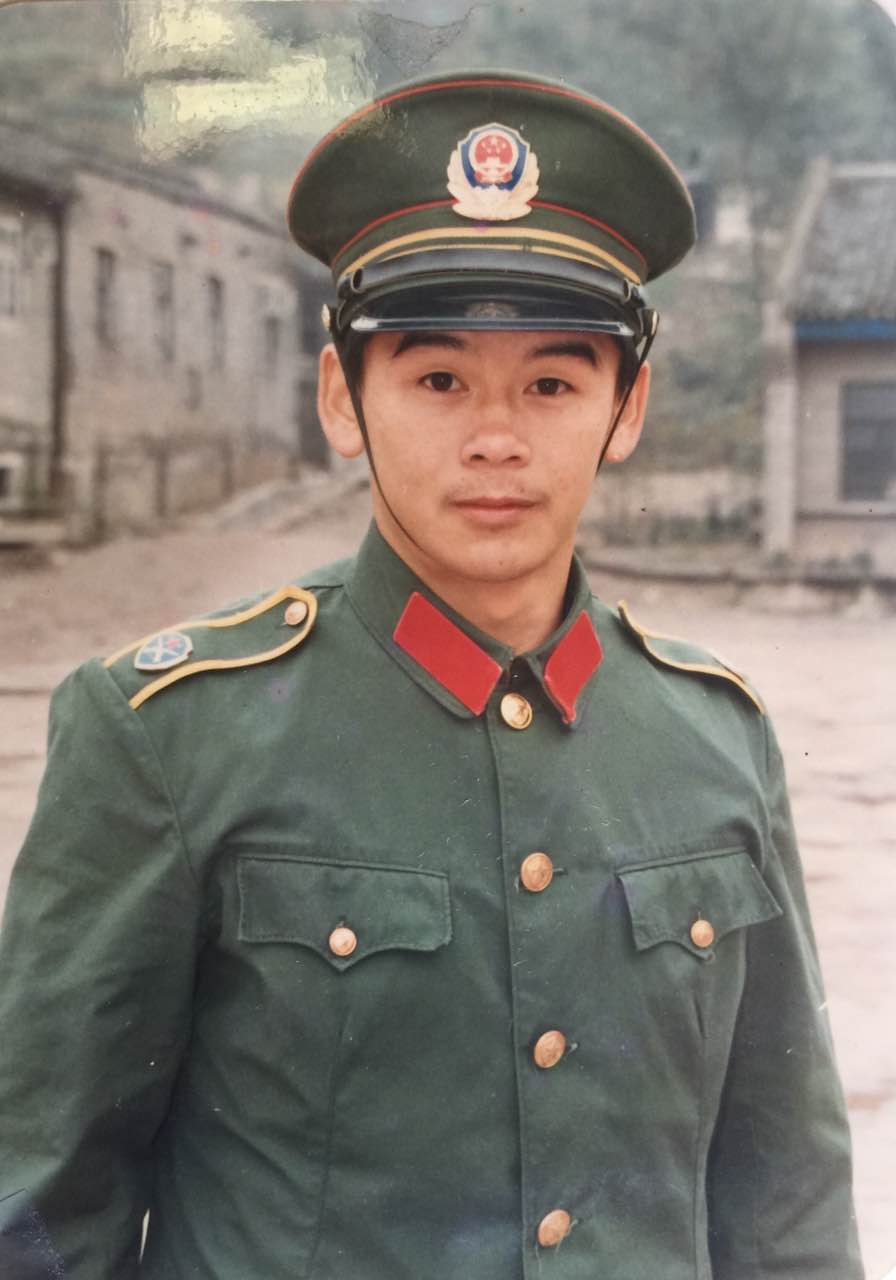 男,中共党员,出生1966年,86年毕业于东风中学,87—90年服役于重庆武警