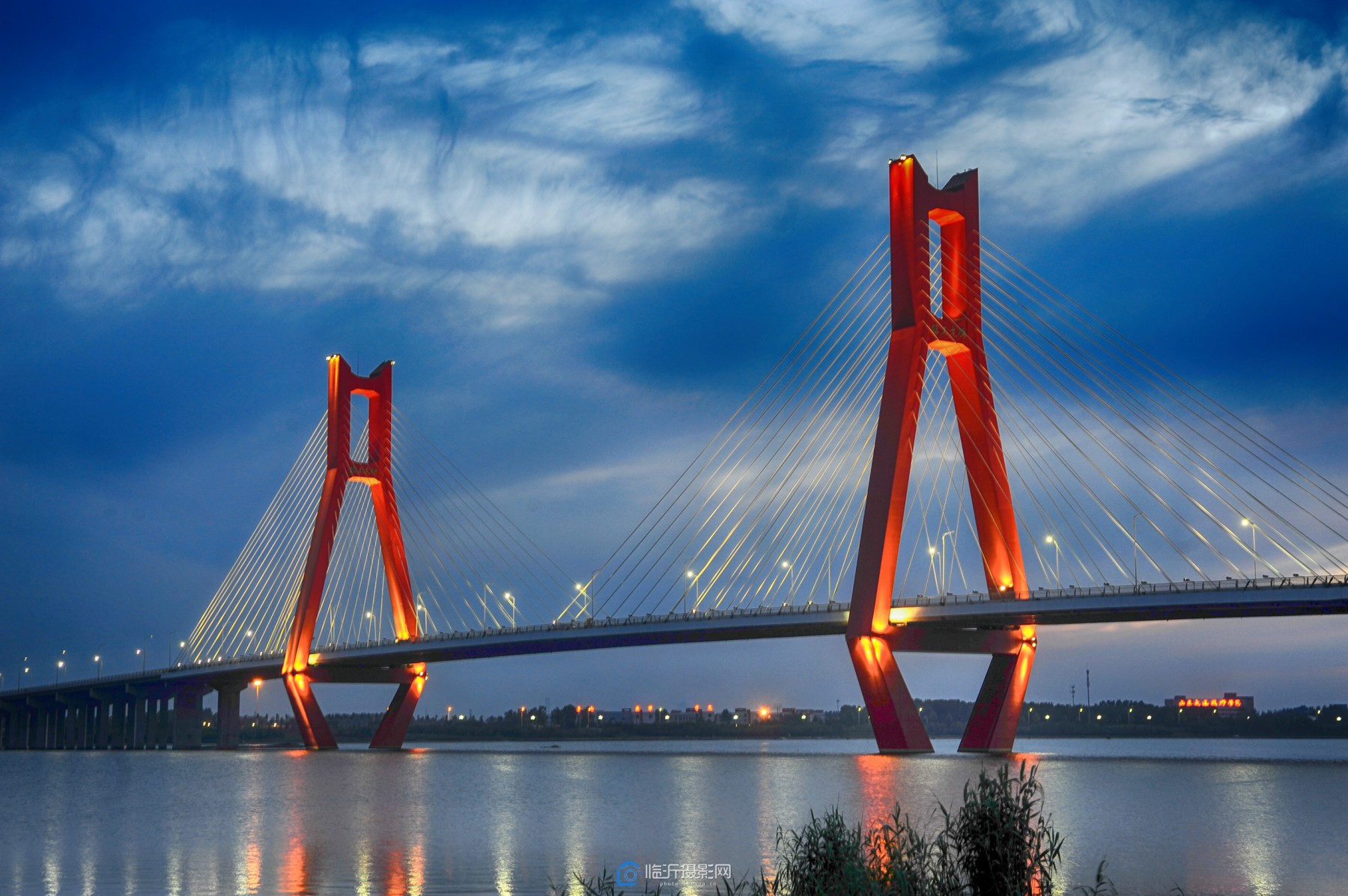 国务院批复确定的山东省地区中心城市,具有滨水特色的宜居城市,现代