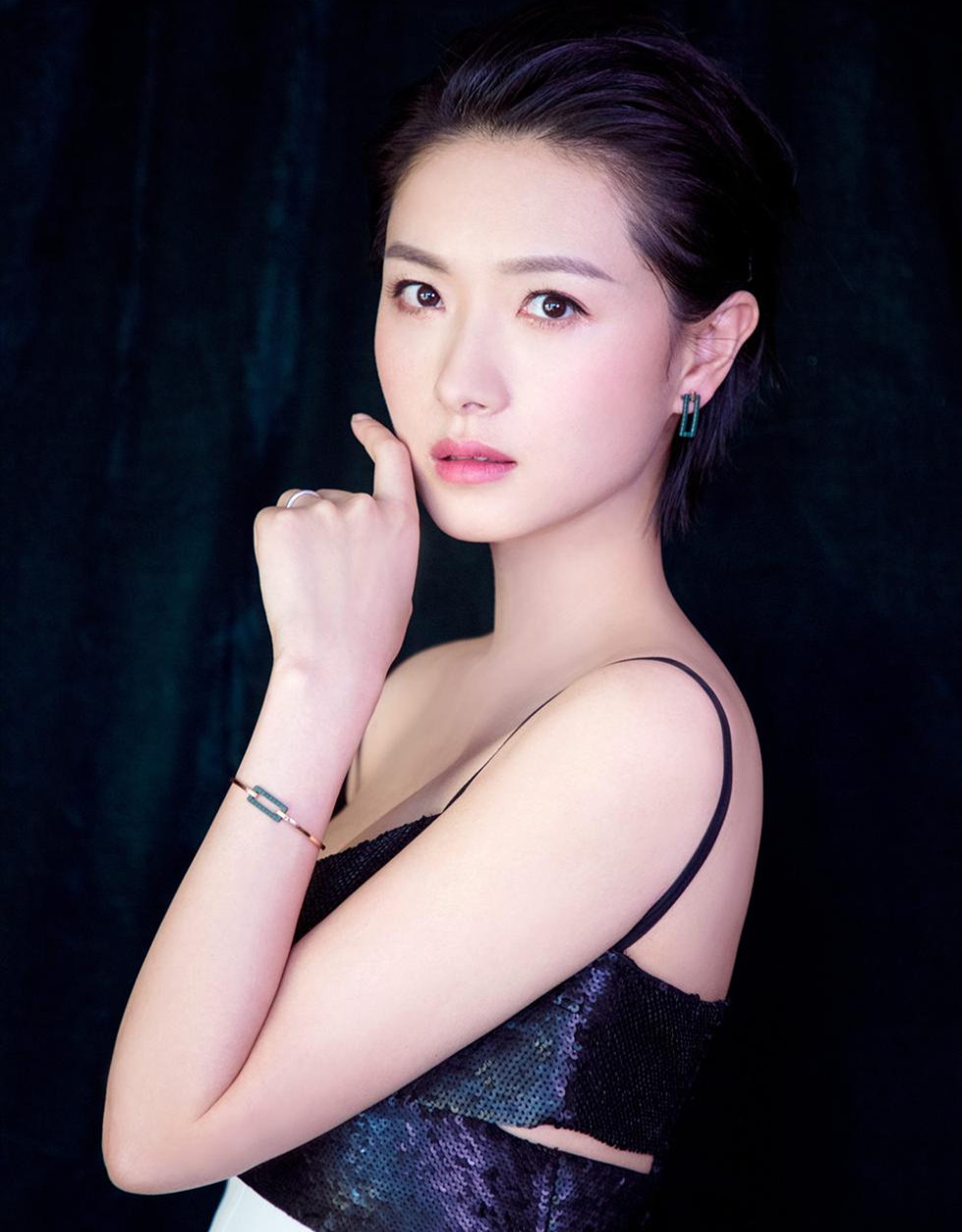  p>万茜,1982年5月14日出生于湖南省益阳市,中国内地影视女演员,歌手