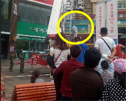  p>2015年5月21号上午,郑州二七广场友谊商场3楼平台墙缝惊现女尸 ,被