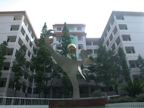  p>湖南省湘乡市第一中学,简称湘乡一中,为一所全日制普通高级中学