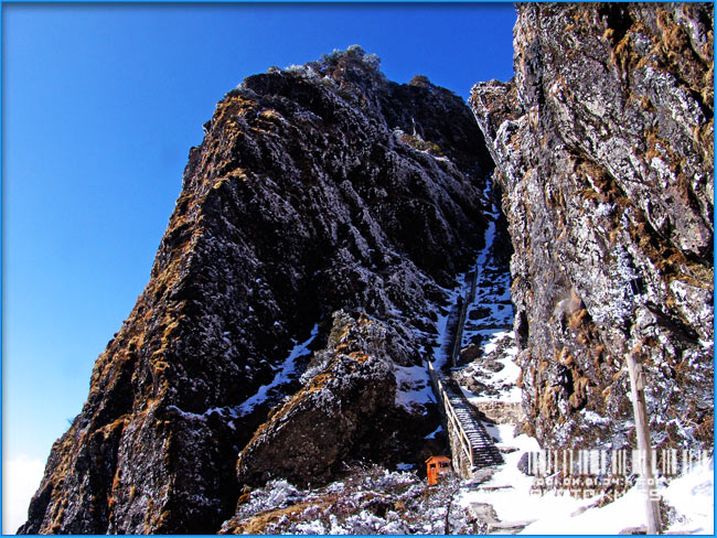 50°,雪宝顶位于松潘县境内,是岷山山脉主峰,最高海拔5588米,岷山主峰