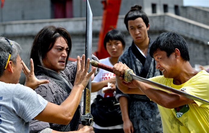  p>《怪侠一枝梅》是由 a target="_blank" href="/item/唐人电影国际