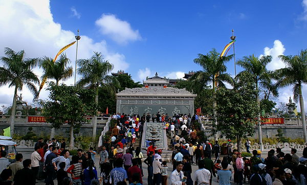  p>盘古王旅游区坐落于花都狮岭镇振兴村的盘古王山麓.
