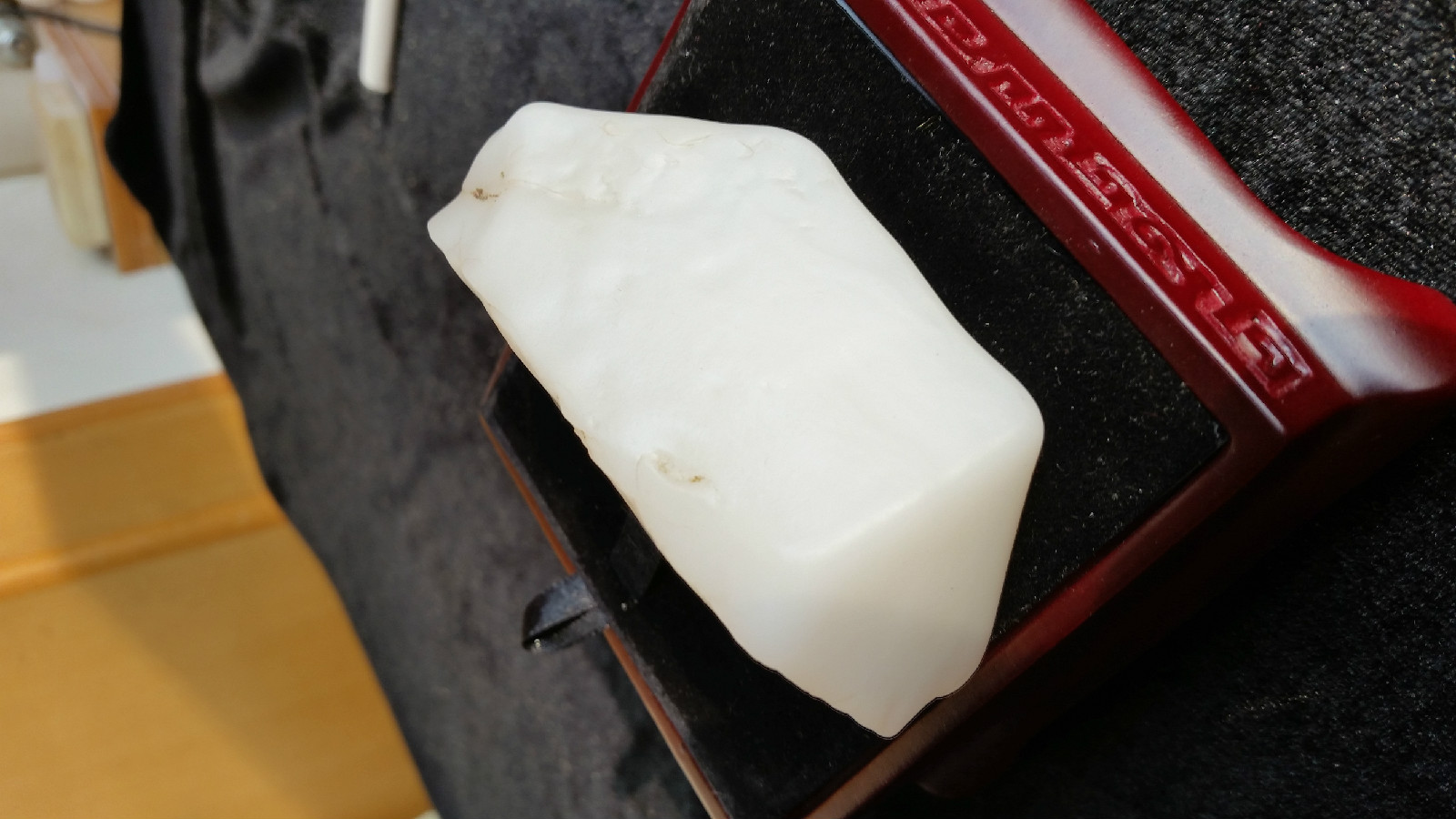  p>新疆戈壁羊脂,是新疆彩玉中的极品.
