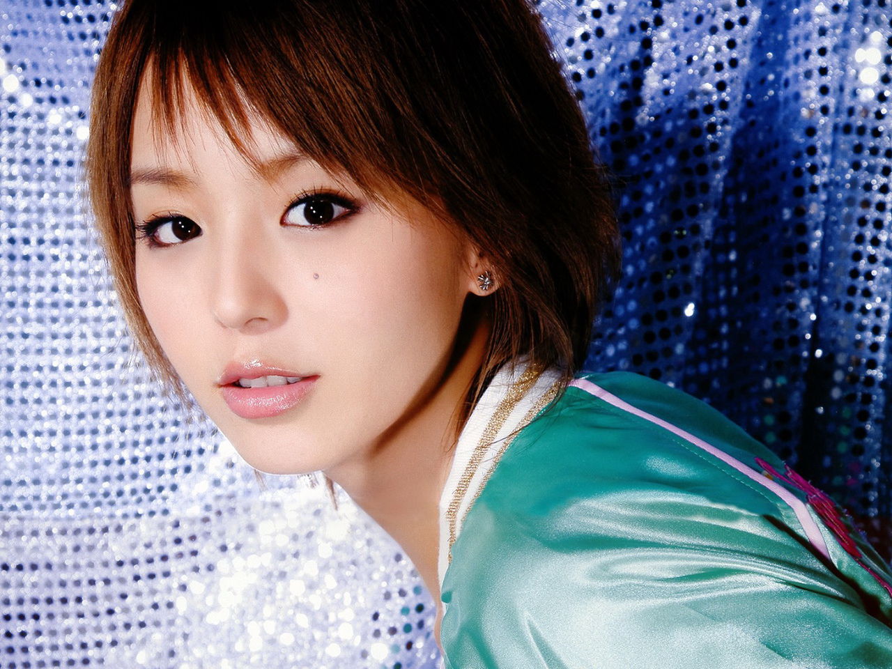 《riot girl》是由平野绫演唱,并由lantis公司于2008年7月16日发行