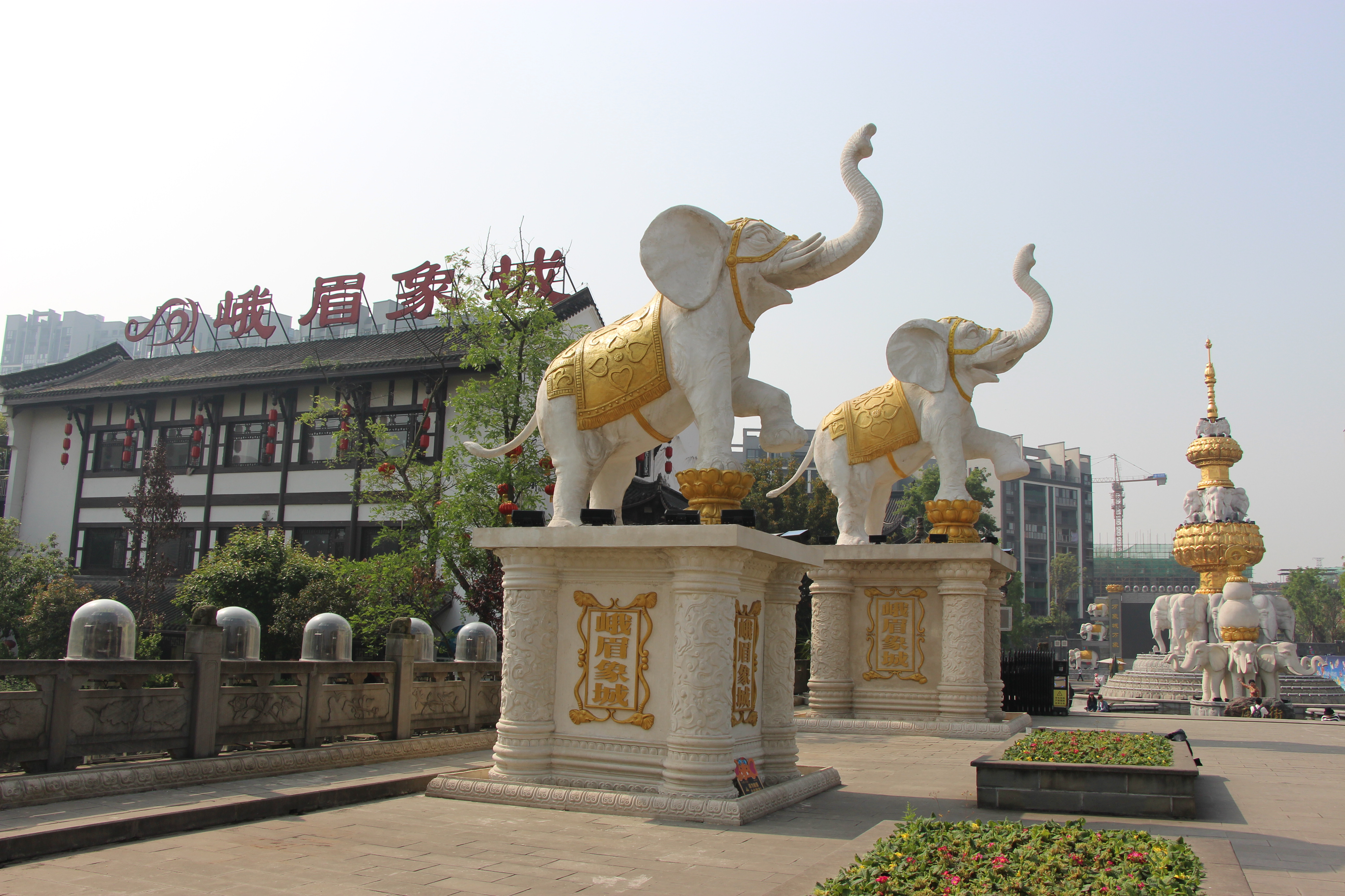  p data-id="gnyxktsd4b">峨眉象城位于峨眉山市区,是进出 a target="