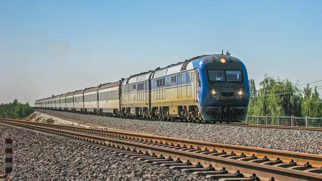  p>京九铁路(beijing-kowloon railway),简称京九线,是中国境内一条