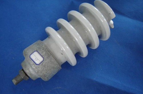  p>针式电力瓷瓶,一般由绝缘件(如瓷件)和 a href="#" data-lemmaid="