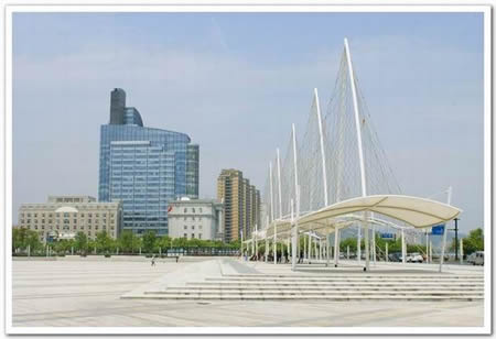 秦望广场在富阳市广电大楼以北,秦望浦以南,有一个占地74亩,从闲置